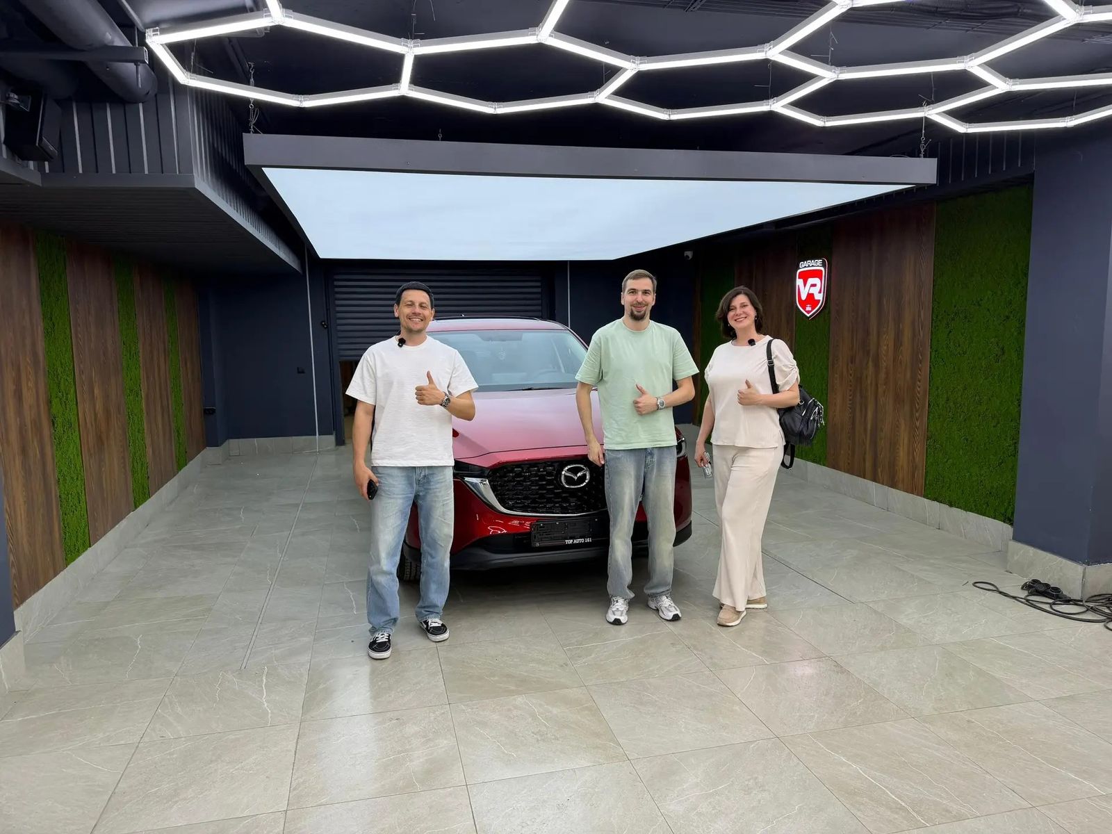 Выдача Mazda клиентам в гараже